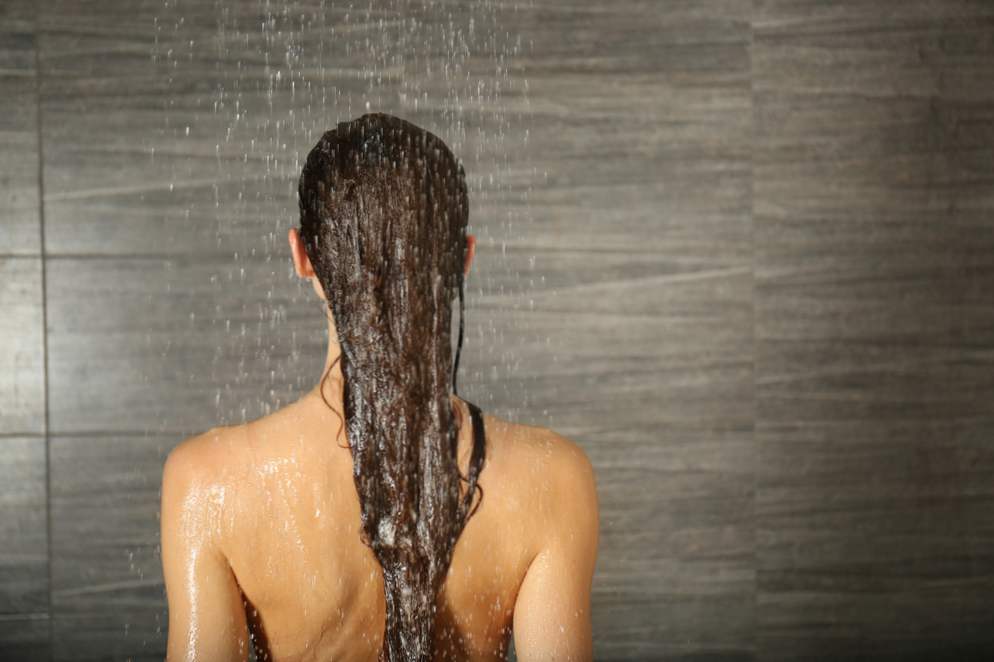 Шалашовка с мокрыми волосами принимает душ и растягивает жопу секс игрушкой