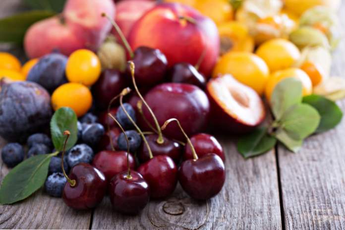 Укусне љетне здраве бобице и воће за лијепу личност и добро здравље (Кухиња)
