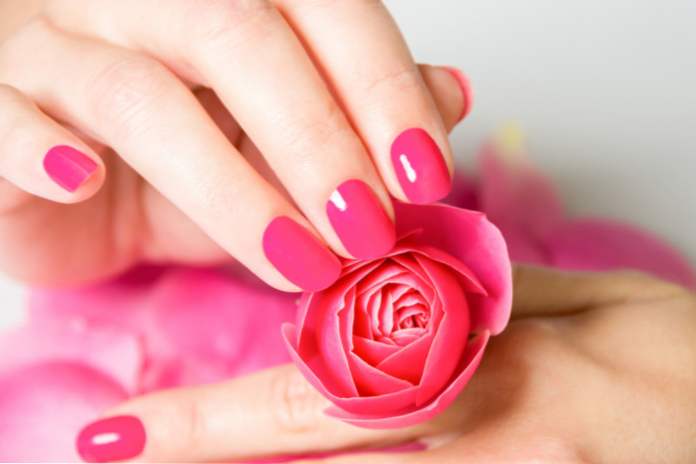 Różowy manicure na śnieżną zimę 10 inspirujących pomysłów (Moda i uroda)