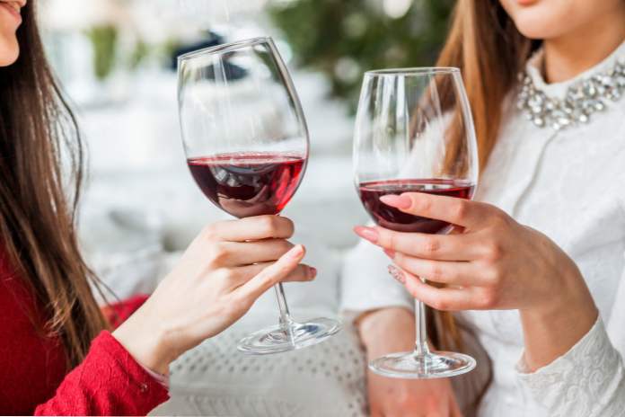 Пијте чашу стакла како одабрати праве грицкалице за бијело и црвено вино (Забава)