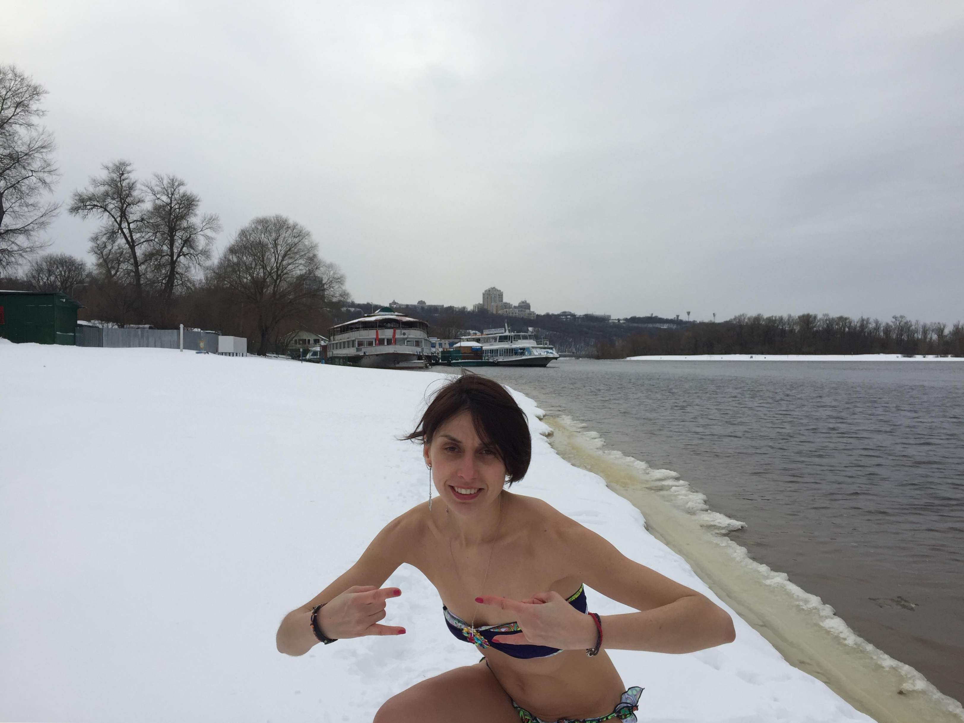 Девушка зимой в купальнике частное
