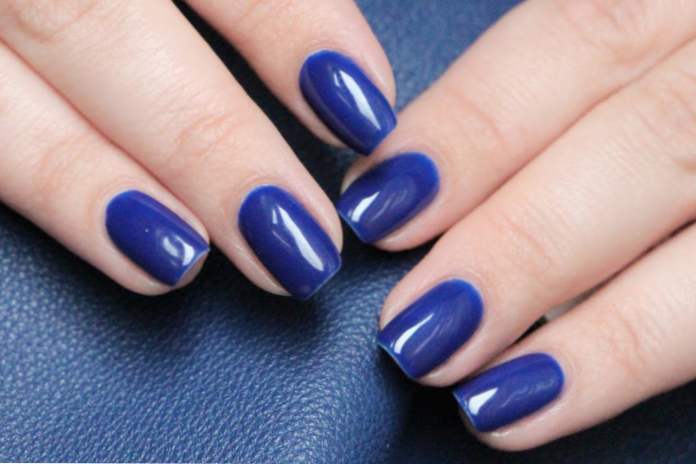 9 pomysłów manicure na jesień 2017 w kolorze niebieskim (Moda i uroda)