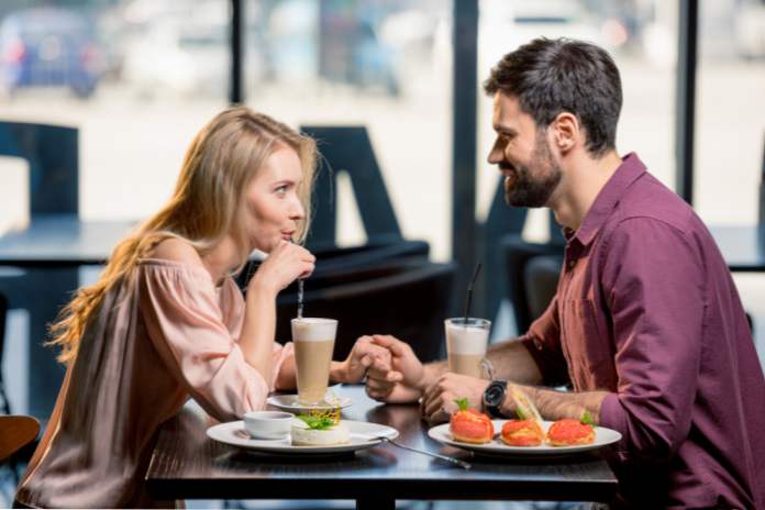 Triky obchodníkov 5 spôsobov, ako lákať hostí v reštaurácii (psychológie)