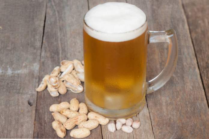 Zrazu vedci preukázali výhody piva a arašidov (kuchyne)