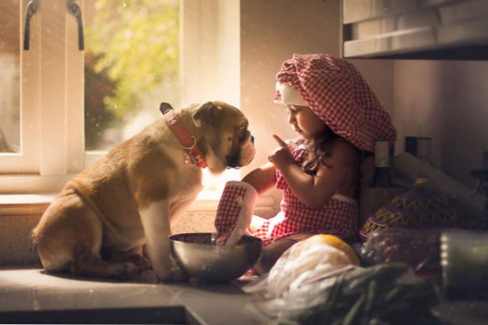Жінка показала щиру дружбу своєї дочки і її собаки в 7 зворушливих фото (Розваги)
