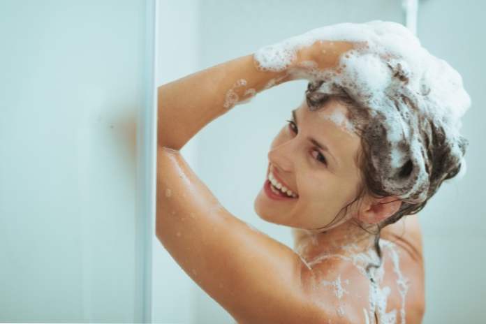 Dermatolog nazwał dostępny składnik, który poprawi każdy szampon. (Moda i uroda)