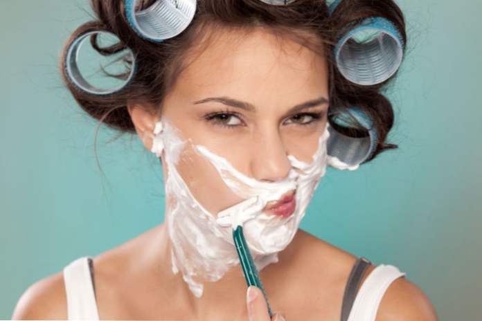 Najneobičniji trend proljeća djevojke širom svijeta brijanje lica - komentar kozmetičar (Moda i ljepota)