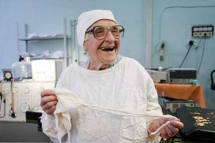Ženski kirurg 89, a ona i dalje spašava živote (zabava)