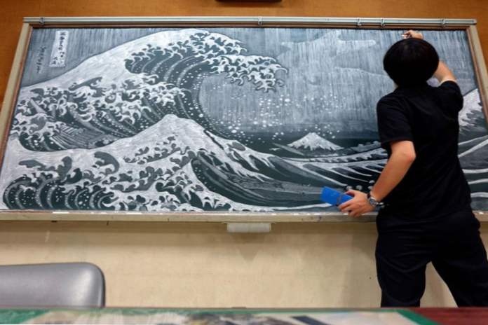 Учитель малювання став сенсацією в Японії завдяки неймовірним картинам на шкільній дошці (Розваги)