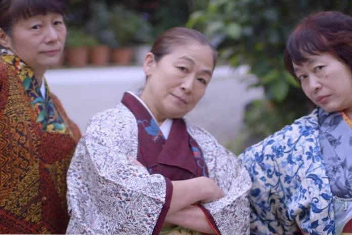 Druga mladenačka 60-godišnja japanska žena plesala je hip-hop u kimono (zabava)