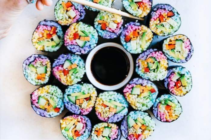 Rainbow Sushi je nový trend internetu, ktorý stojí za to vyskúšať (kuchyne)