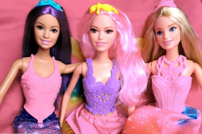 Žena zhromaždila zbierku 15 tisíc bábiky Barbie a teraz žije ako v múzeu. (zábava)
